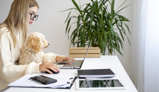 close-up-woman-working-with-dog.jpg